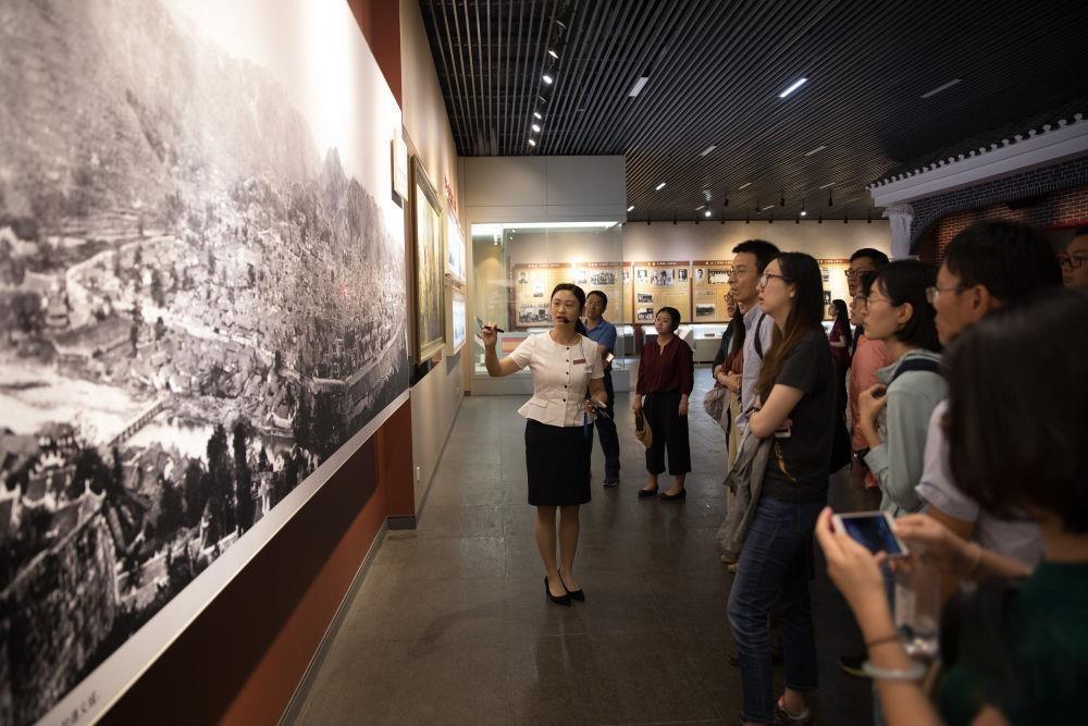 △參觀者在遵義會(huì)議紀(jì)念館聽取介紹。