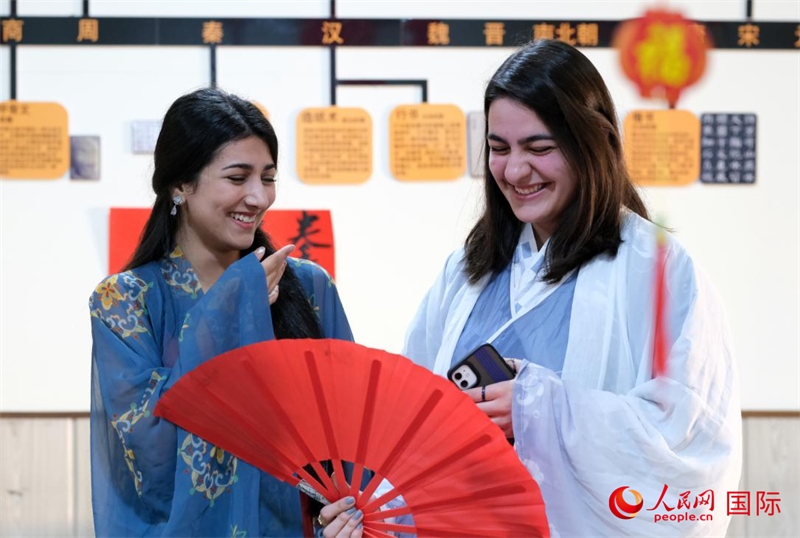 兩名參加活動的學(xué)生。人民網(wǎng)伊納斯·易卜拉欣攝