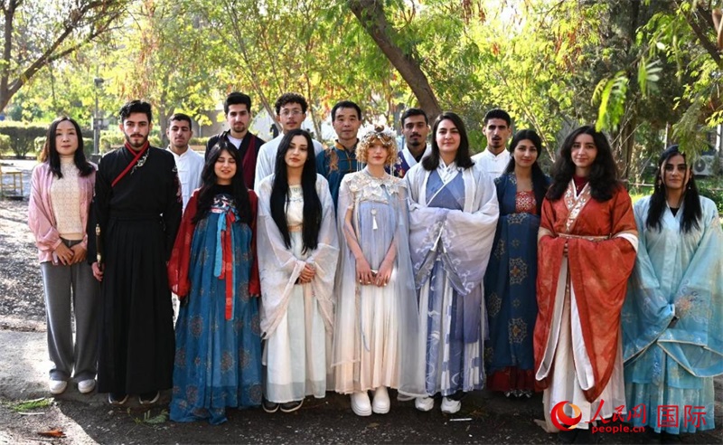 部分參加活動的師生合影。人民網(wǎng)伊納斯·易卜拉欣攝