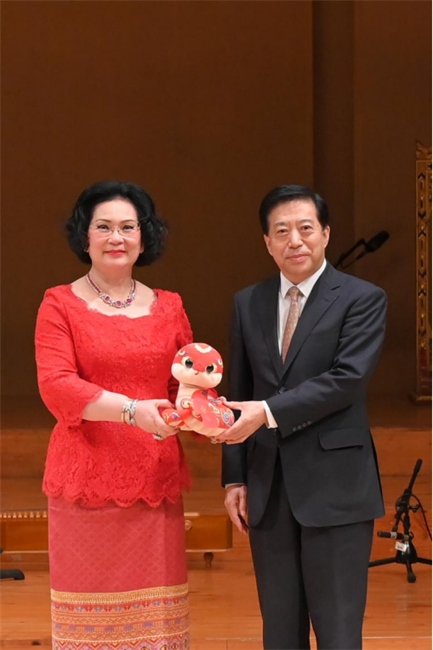 中國駐泰國大使韓志強(qiáng)與國際奧委會委員、泰國愛樂樂團(tuán)董事會主席坤仁帕塔瑪共同出席音樂會。主辦方供圖