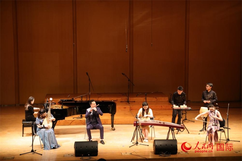 來自云南藝術(shù)學(xué)院的音樂家在演奏《金蛇狂舞》。人民網(wǎng)記者 楊一攝