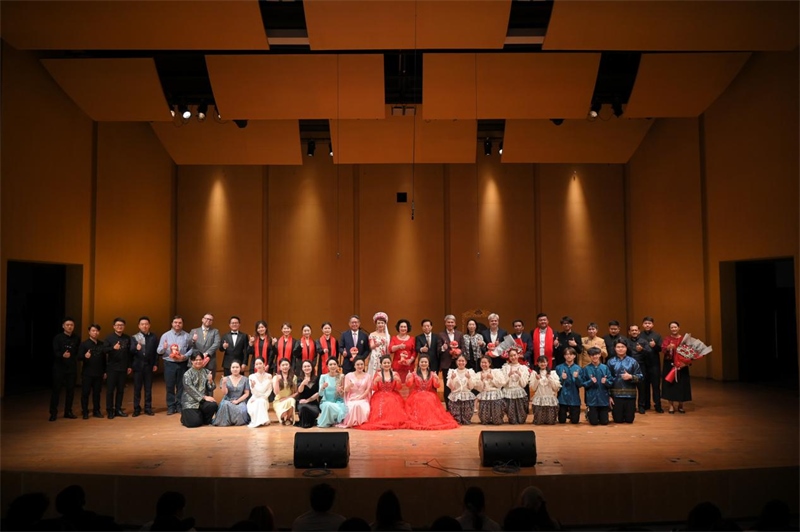 音樂會嘉賓與表演者集體合影?；顒又鬓k方供圖