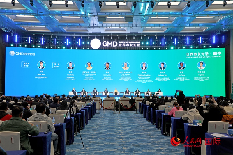 “世界市長對話·南寧”活動現(xiàn)場，中國和東盟國家多位市長或代表參加座談分享。人民網(wǎng)記者趙益普攝