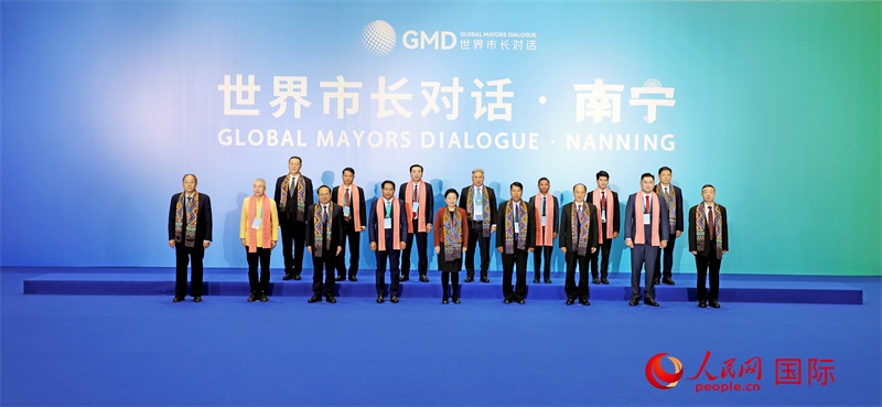 在南寧國際會展中心金桂花廳外，參加活動的中國和東盟國家市長合影留念。人民網(wǎng)記者 趙益普攝