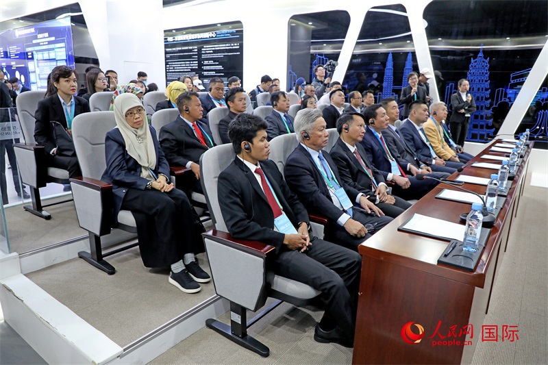 參加活動的東盟國家市長在中國—東盟新型智慧城市協(xié)同創(chuàng)新中心參觀調(diào)研。人民網(wǎng)記者 趙益普攝