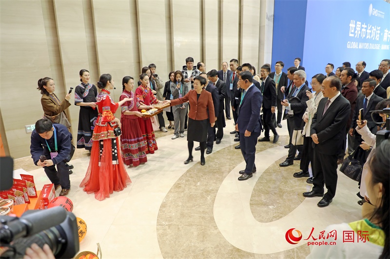 東盟國家市長聽取南寧特色茉莉花茶的講解。人民網(wǎng)記者 趙益普攝