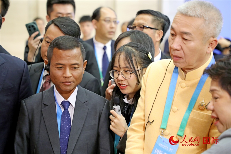 東盟國家市長在觀看、體驗(yàn)?zāi)蠈幏沁z展示。人民網(wǎng)記者 趙益普攝