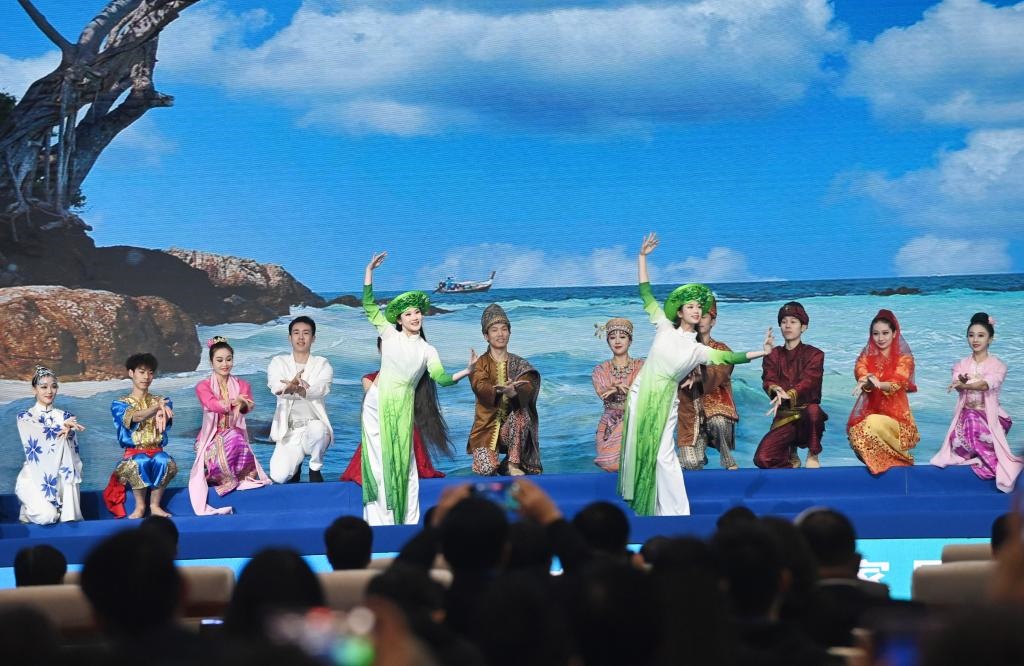 這是1月16日，在南寧國際會展中心，演員在“世界市長對話·南寧”活動間隙表演節(jié)目。新華社記者 陸波岸 攝