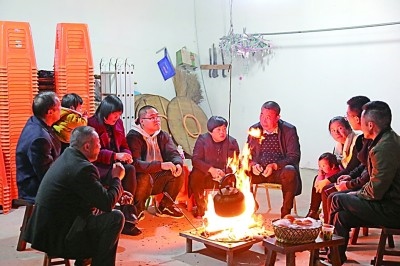 為討論蜜梨產(chǎn)業(yè)發(fā)展事宜，鸕鳥鎮(zhèn)開展“圍爐夜話”。資料圖片