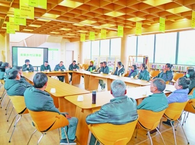 各種形式的民主協(xié)商議事會在余杭區(qū)落地生花。圖為黃湖鎮(zhèn)就共富工坊工作召開未來鄉(xiāng)村議事會。資料圖片