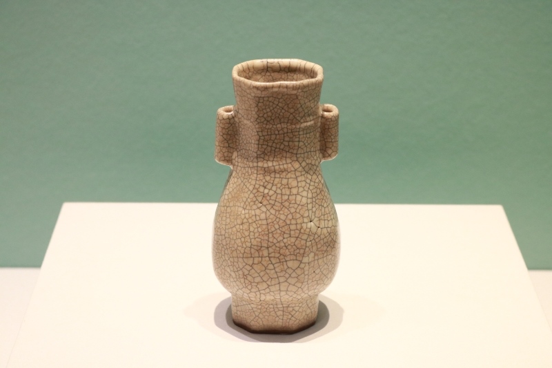 圖為故宮博物院藏宋代哥窯米黃釉貫耳瓶。