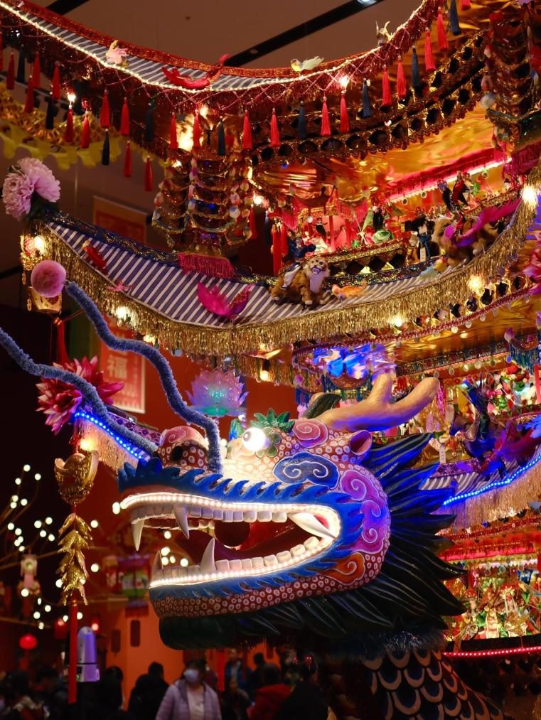 圖為“過年——春節(jié)主題展”中展出的浙江樂清首飾龍燈彩。