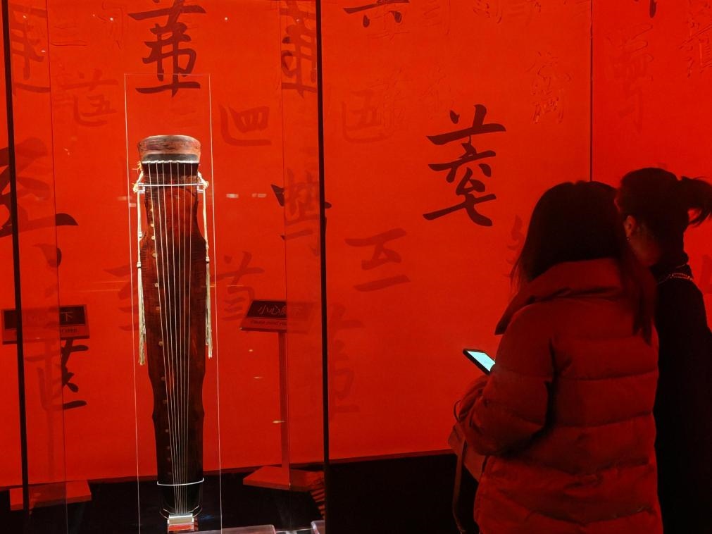 近日，在浙江省博物館之江館區(qū)，故宮博物館收藏的唐“大圣遺音”琴在“‘故宮·茶世界’觀茶——茶文化精品展”展出。新華社記者 馮源 攝