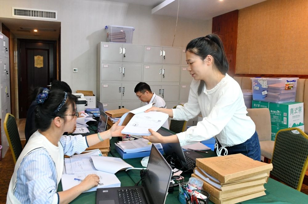 福州市委巡察機(jī)構(gòu)對全市法院系統(tǒng)開展提級聯(lián)動交叉巡察。在永泰縣駐地，巡察組工作人員查看財務(wù)憑證（2024年5月21日攝）。新華社記者 林善傳 攝