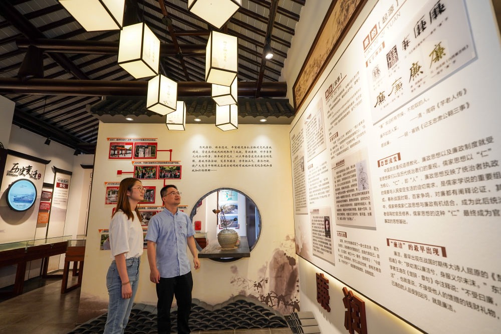 參觀者在蘇州市吳江區(qū)平望鎮(zhèn)廉潔教育基地鶯湖廉園內(nèi)參觀（2024年7月4日攝）。新華社記者 李博 攝