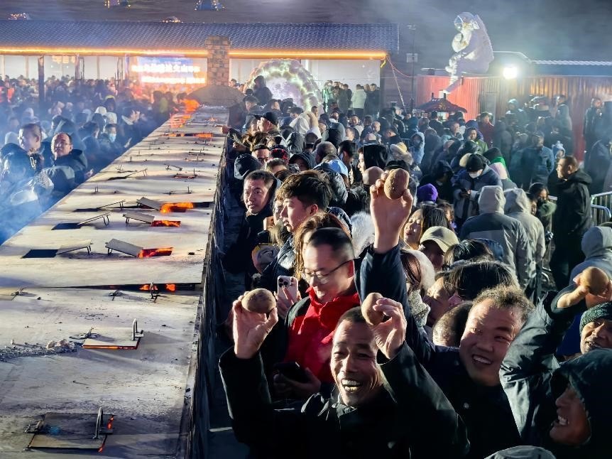 烏蘭哈達火山腳下“千人烤土豆”。人民網(wǎng)記者 苗陽攝