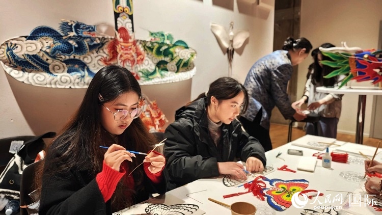 體驗(yàn)非遺文化“制作小風(fēng)箏”。人民網(wǎng)記者 殷淼攝