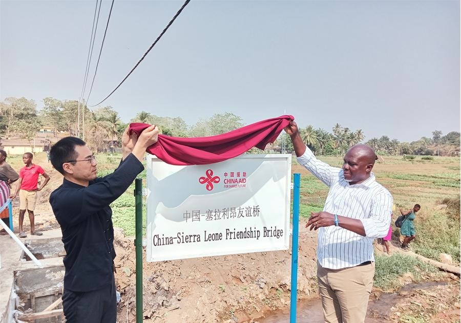 中國(guó)駐塞拉利昂大使王擎（左）和博城市市長(zhǎng)穆薩（右）為中國(guó)—塞拉利昂友誼橋揭牌。中國(guó)援塞農(nóng)業(yè)專家組供圖