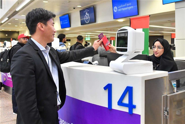 1月22日，迪拜免稅店聯(lián)合迪拜移民局向入境中國旅客贈送新年賀禮。迪拜移民局供圖