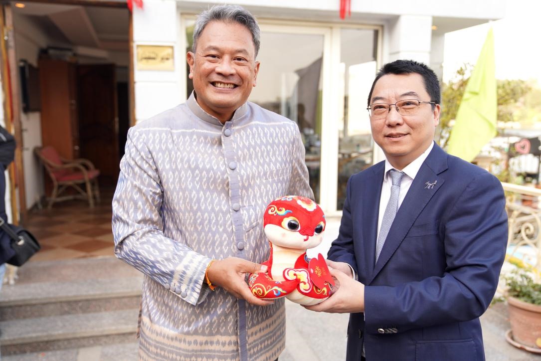 中國駐埃及使館參贊兼開羅中國文化中心主任張易向塔納瓦大使贈(zèng)送2025“歡樂春節(jié)”吉祥蛇。開羅中國文化中心供圖