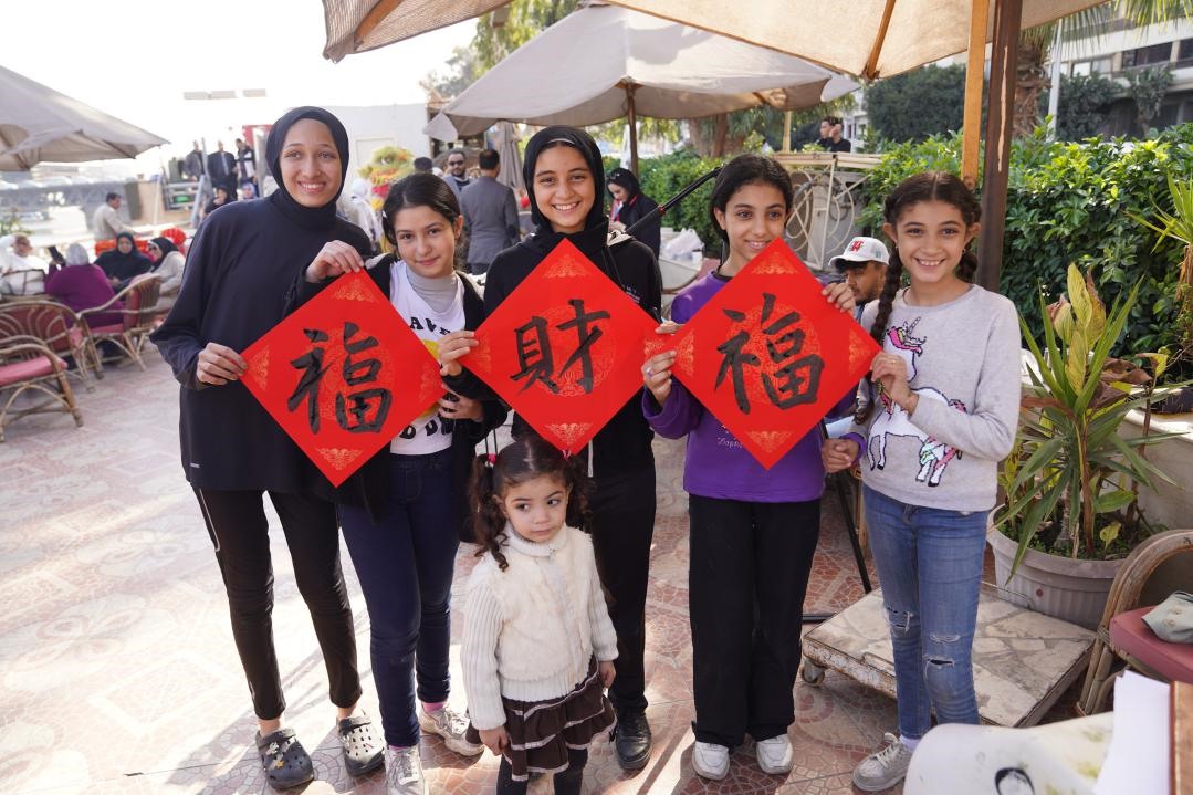 埃及民眾參與中國文化體驗(yàn)活動(dòng)。開羅中國文化中心供圖