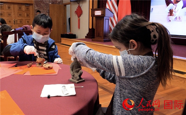 “我是文物修復師”活動環(huán)節(jié)。李鑫江攝