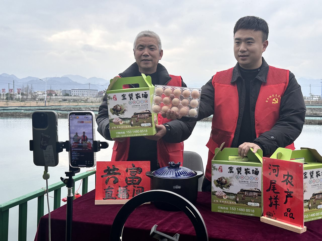 在蒼南金鄉(xiāng)鎮(zhèn)，永興、半浹連、河尾垟?shù)犬?dāng)年受災(zāi)的臨近村落，正連片建設(shè)美麗江南水鄉(xiāng)新景。圖為河尾垟村設(shè)在河邊的“共富直播間”。金鄉(xiāng)鎮(zhèn) 供圖