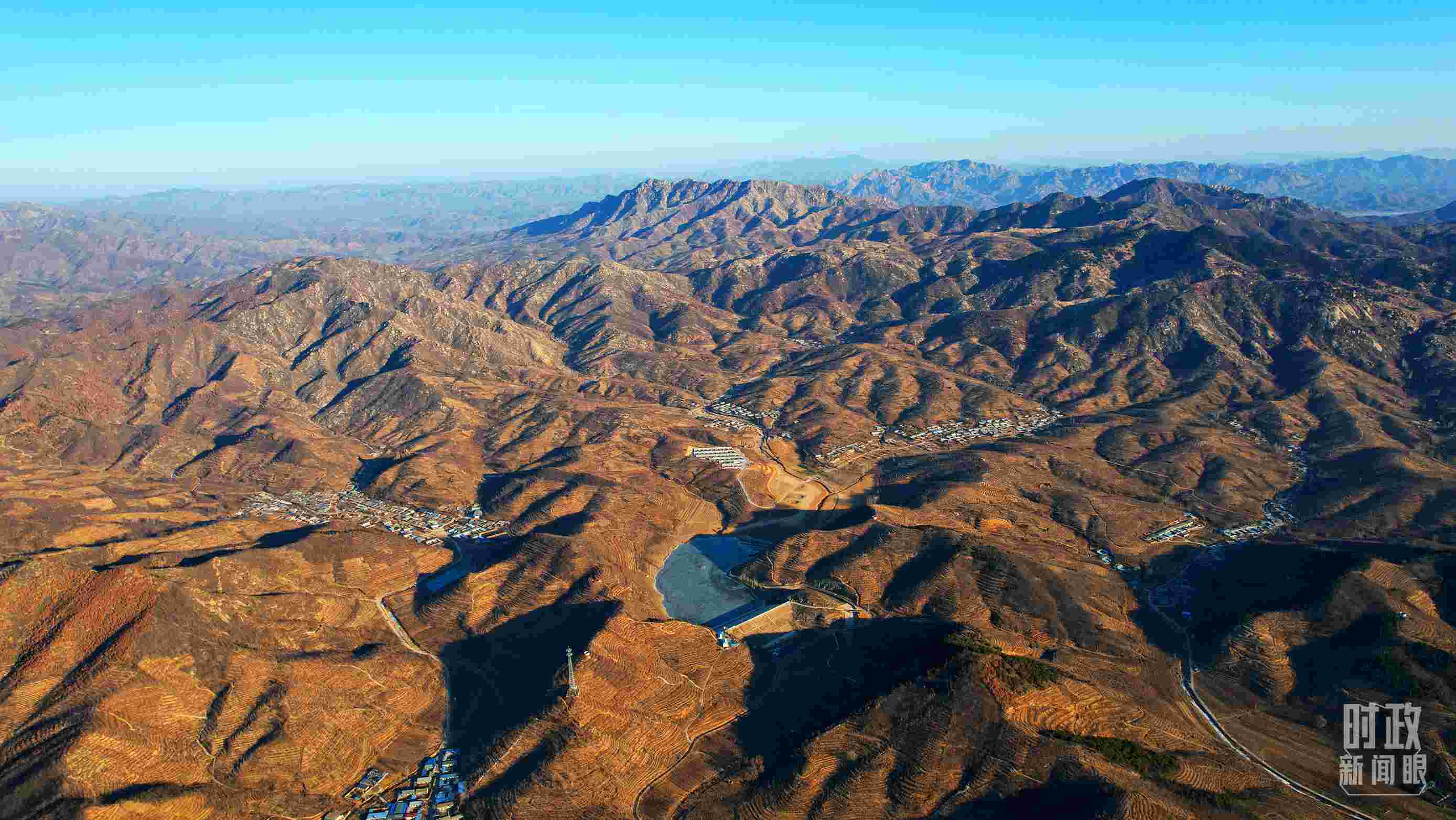 俯瞰祝家溝村。（總臺(tái)央視記者范凱拍攝）