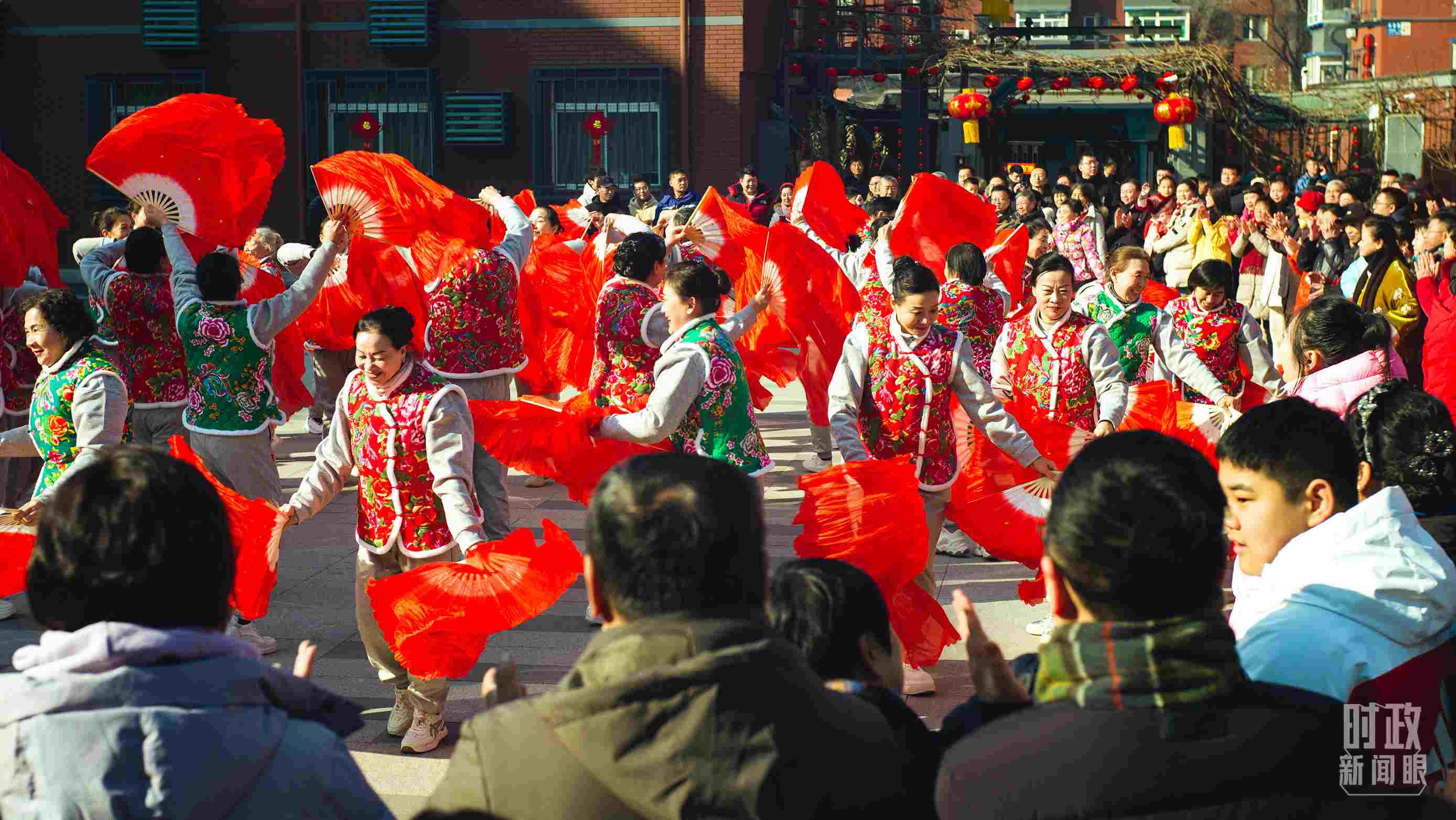 長(zhǎng)安小區(qū)文化廣場(chǎng)上，居民們扭起歡快的秧歌。（總臺(tái)央視記者彭漢明拍攝）