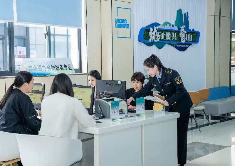 工作人員指導(dǎo)企業(yè)一次性完成信息填報(bào)。圖片來(lái)源：浙江衢州市市場(chǎng)監(jiān)督管理局