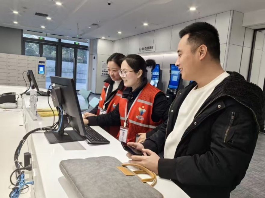 工作人員幫助企業(yè)辦理遷移申請(qǐng)網(wǎng)上填報(bào)。圖片來(lái)源：浙江衢州市市場(chǎng)監(jiān)督管理局