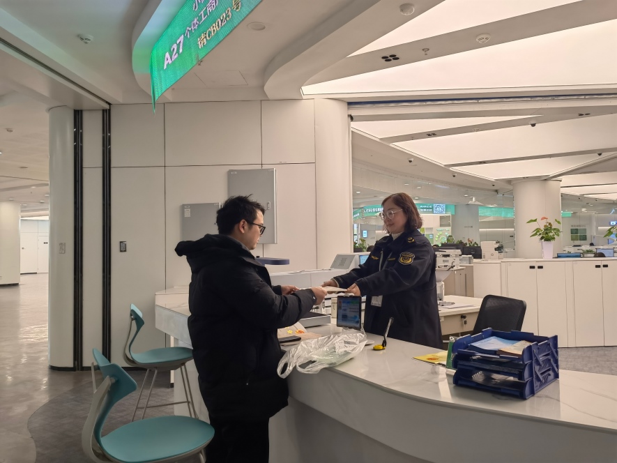 企業(yè)在出證窗口“一站式”領(lǐng)取變更后的營(yíng)業(yè)執(zhí)照。圖片來(lái)源：浙江衢州市市場(chǎng)監(jiān)督管理局