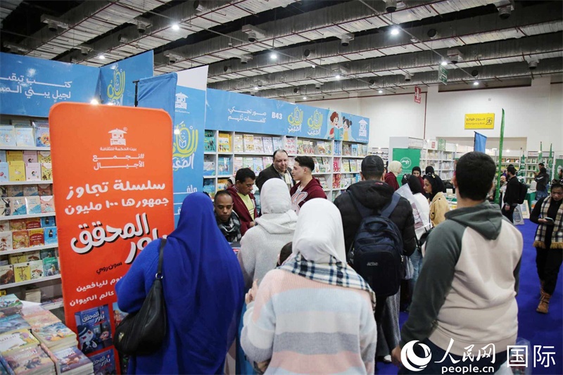 觀眾參觀書展展臺。人民網(wǎng)記者 黃培昭攝