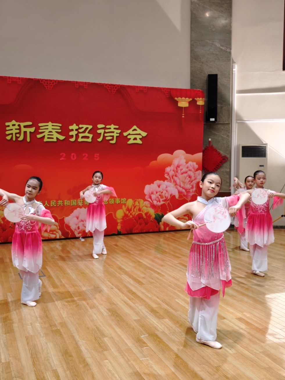 兒童舞蹈表演。中國駐哥德堡總領館供圖