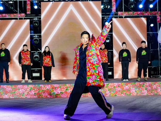 健身教練劉畊宏耐心帶領(lǐng)現(xiàn)場以及線上的朋友們進行熱身。人民網(wǎng)記者 許維娜攝