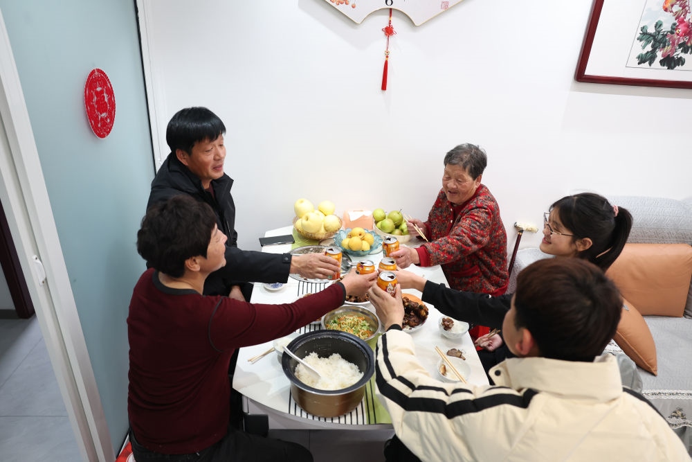 2025年1月22日，遼寧省葫蘆島市綏中縣祝家溝村村民朱西存一家在新房里。新華社記者姚劍鋒 攝