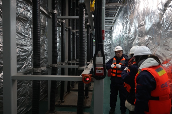 運(yùn)維人員在風(fēng)電場海上升壓站上進(jìn)行巡視檢查。受訪者供圖