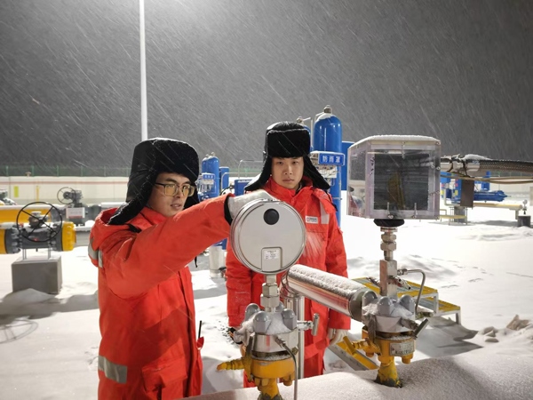 黑河作業(yè)區(qū)員工夜間對天然氣管道進(jìn)行巡檢。受訪者供圖