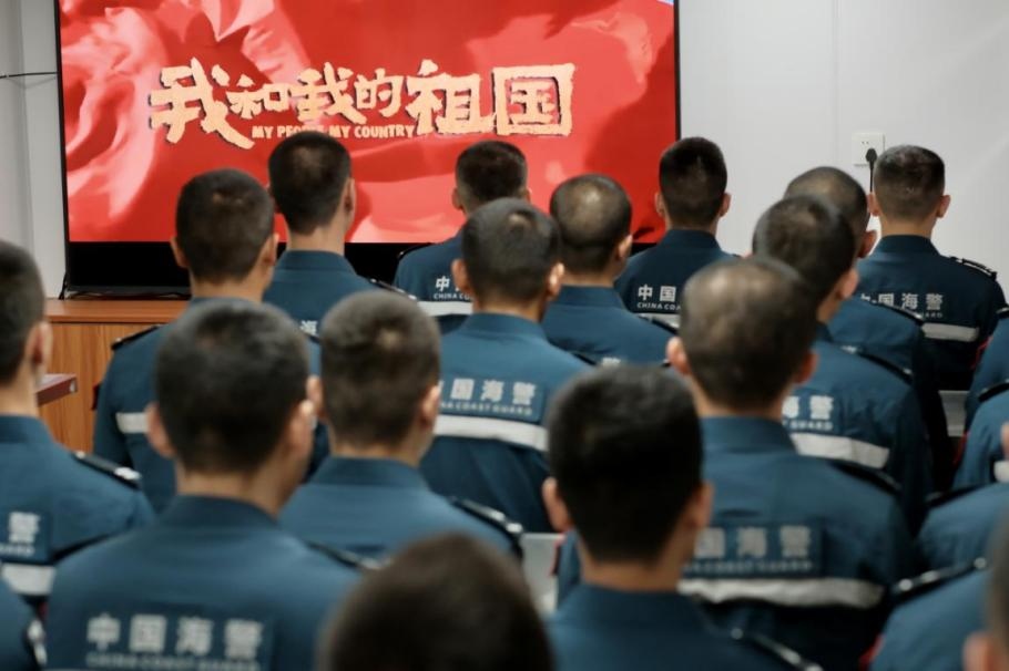 1月25日，中國海警海鷗艦組織艦上執(zhí)法員觀看紅色電影。