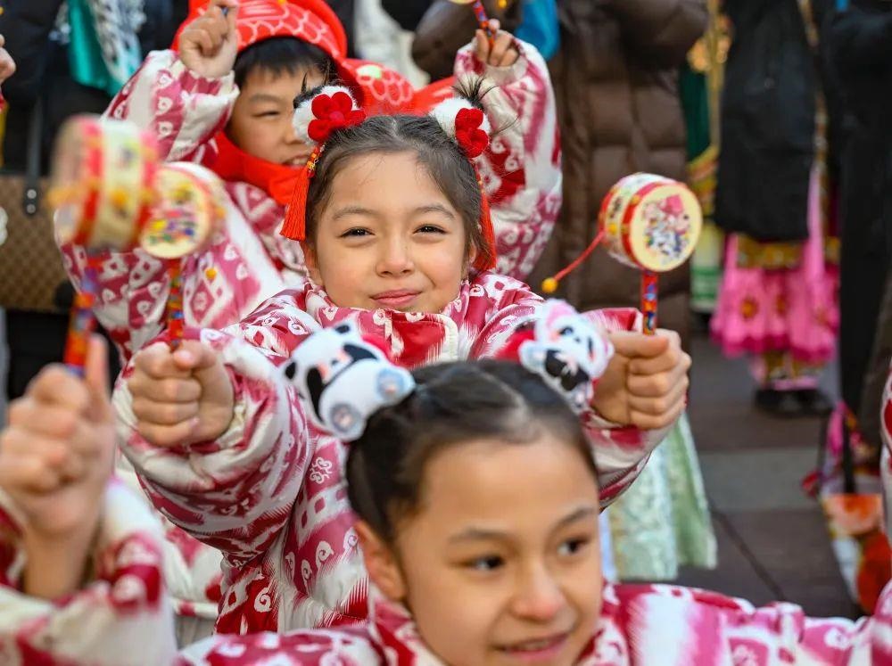 △新疆大巴扎社火迎新春，孩子們?cè)诂F(xiàn)場(chǎng)表演。