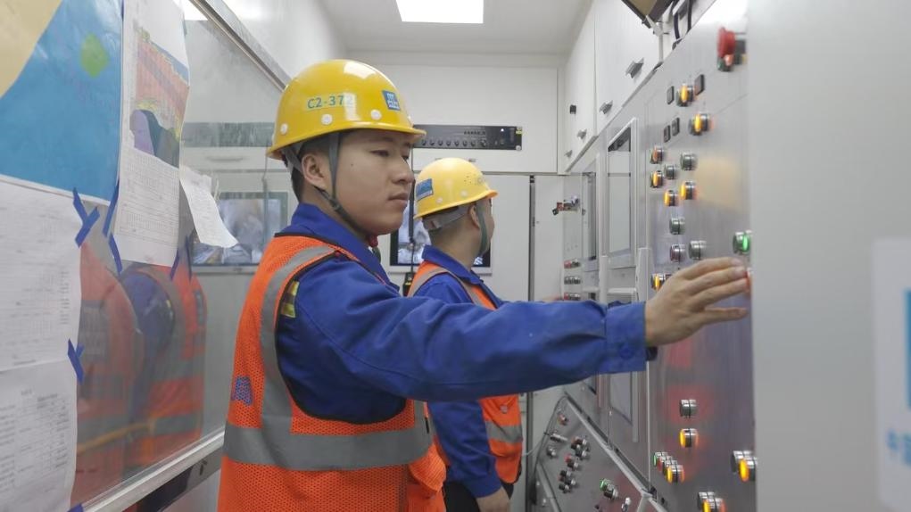 盾構(gòu)司機(jī)何曉波在駕駛室內(nèi)調(diào)試盾構(gòu)機(jī)參數(shù)。（劉芬攝）