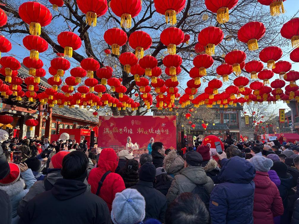 1月29日，市民游客在北京廠甸廟會(huì)感受濃濃年味。新華社記者 楊淑君 攝