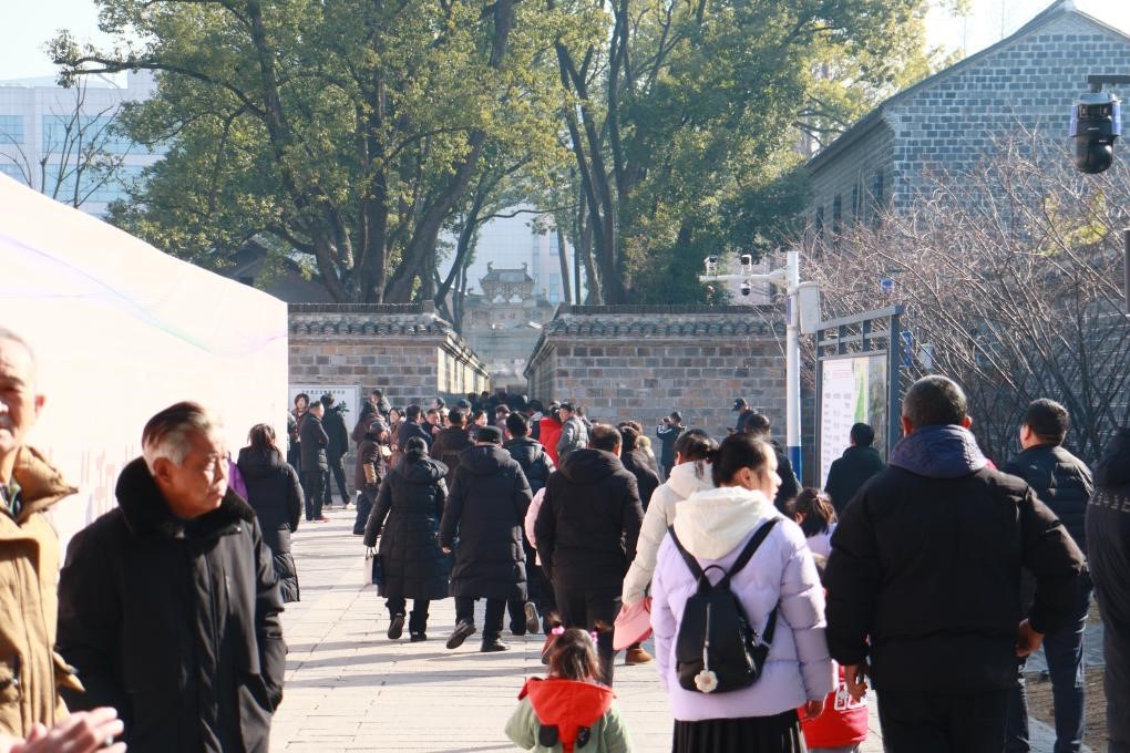 1月29日，游客在安徽省桐城市的六尺巷游覽。新華社記者 許諾 攝