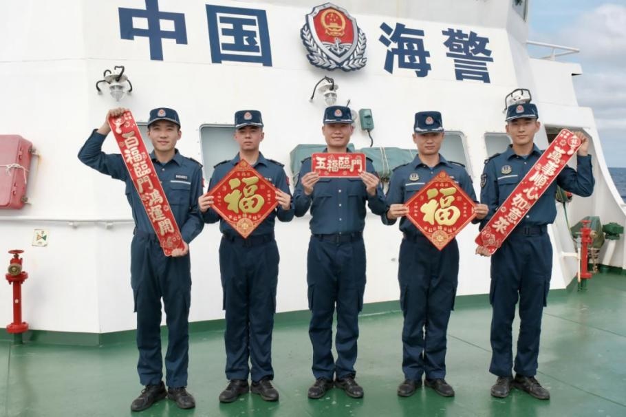 1月27日，中國海警海鷗艦執(zhí)法員們展示春聯(lián)福字，慶祝農(nóng)歷春節(jié)。