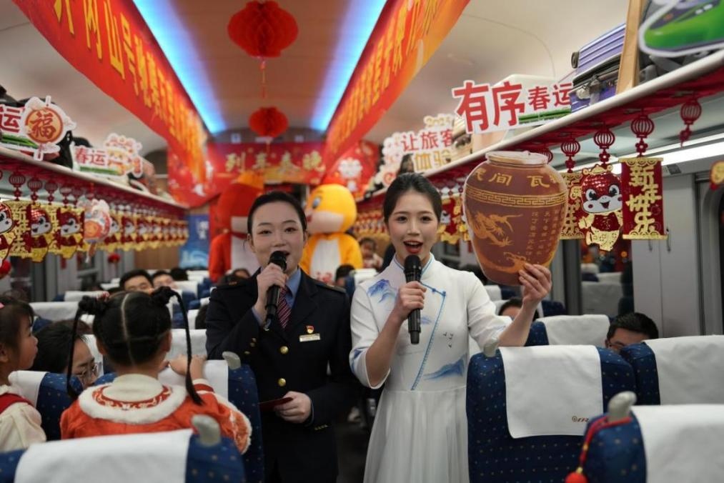 列車乘務(wù)員向旅客介紹江西美食——瓦罐湯。人民網(wǎng) 歐陽(yáng)易佳攝