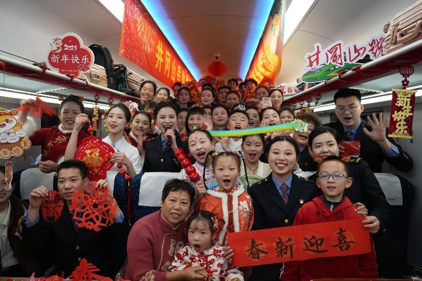 全體演職人員與旅客大合影。人民網(wǎng) 歐陽(yáng)易佳攝