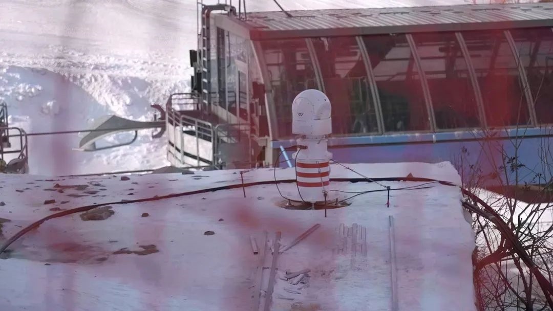 設(shè)在坡面障礙技巧和大跳臺雪道旁的激光測風(fēng)雷達。氣象部門供圖