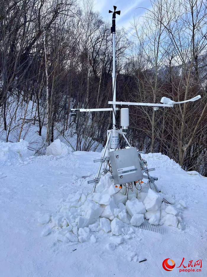 設(shè)置在賽道附近的便攜式自動氣象站。人民網(wǎng) 高清揚攝