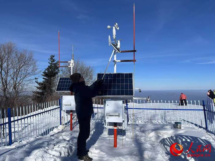 工作人員正在對氣象設(shè)備進行日常維護。人民網(wǎng) 高清揚攝