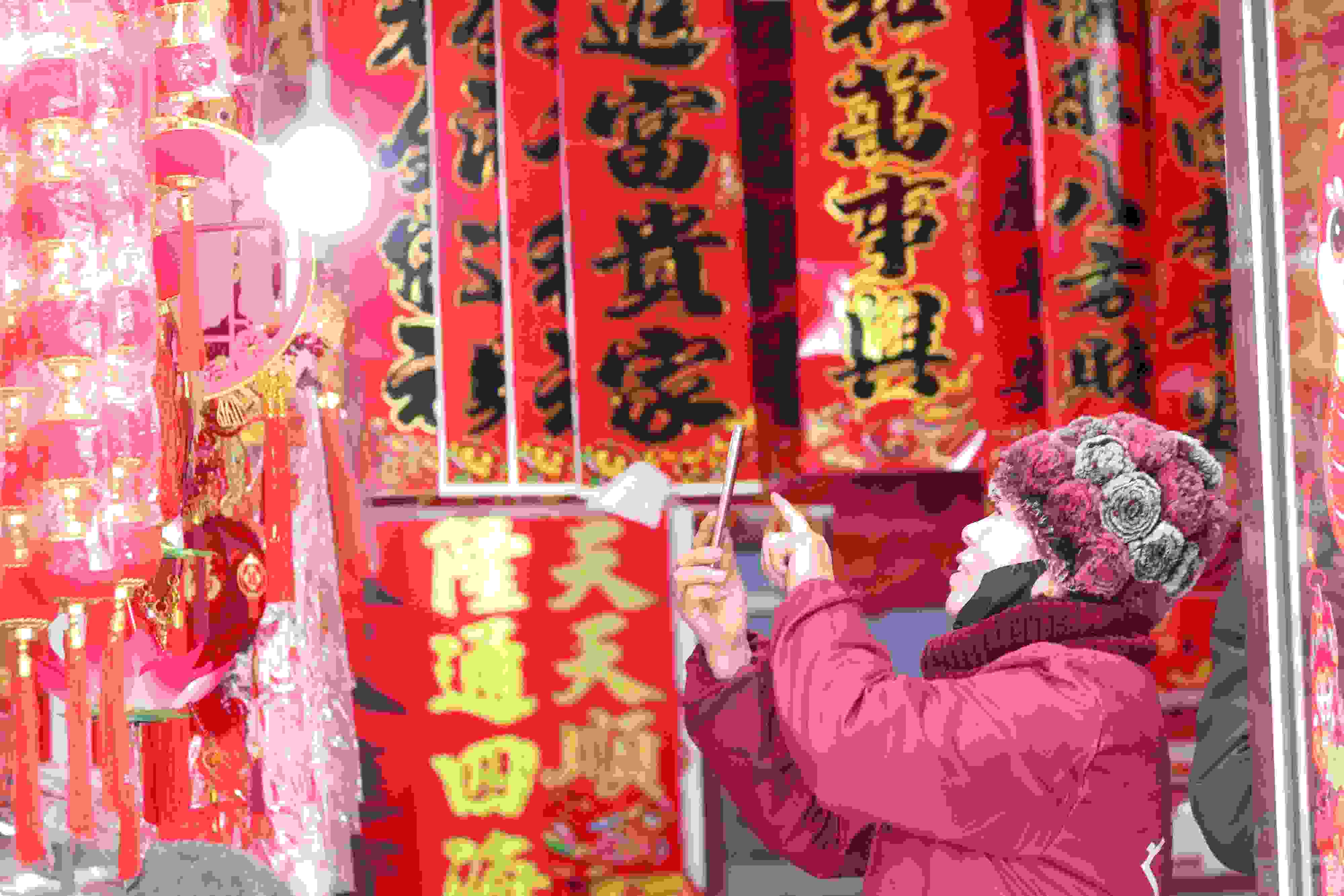 2025年1月5日，在山東省高密市夏莊鎮(zhèn)東李家村，商戶通過手機在網(wǎng)上推銷新春飾品。